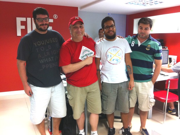 Ramon (de vermelho) e os colegas tem a liberdade de usar bermuda e boné na empresa (Foto: Juliana Borges/ G1 ES)