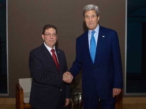 Secretário de Estado dos EUA, John Kerry, cumprimenta o ministro das Relações Exteriores de Cuba, Bruno Rodriguez, na Cidade do Panamá. (Foto: Departamento de Estado dos EUA / via Reuters)