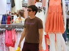 Após polêmica, Marcelo Adnet faz compras em shopping e sai escoltado