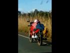 Estudante grava em rodovia homem deitado em moto em alta velocidade 
