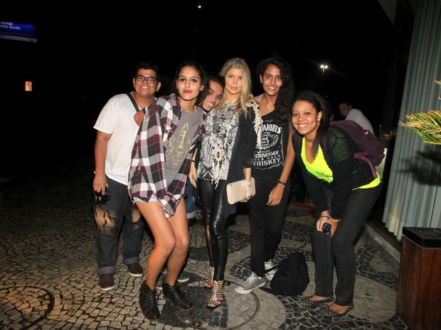 Fergie tira foto com fãs após jantar no Rio (Foto: Delson Silva e Rodrigo dos Anjos/ Ag. News)