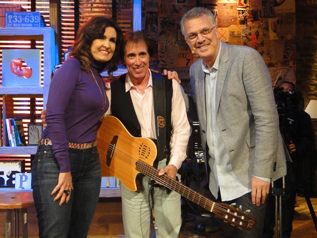 Fátima Bernardes ao lado do cantor Odair José e do apresentador Pedro Bial (Foto: Na Moral/TV Globo)