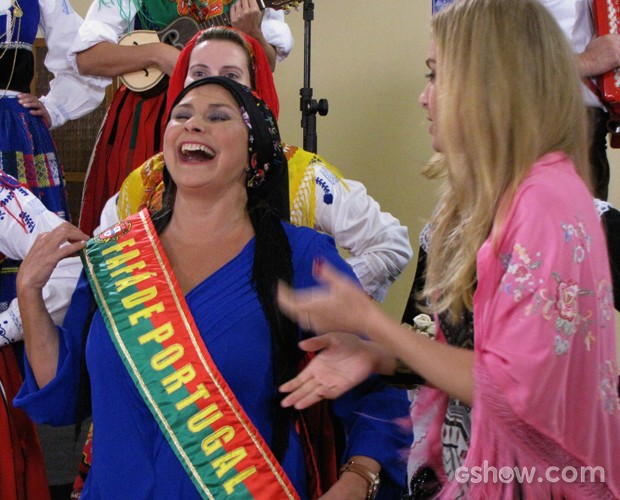 Angélica entrega faixa de 'Fafá de Portugal' para a cantora (Foto: Foto: Estrelas/TV Globo)