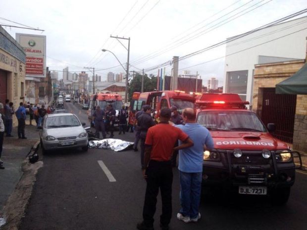 Acidente aconteceu no centro de Marília nesta segunda-feira (16) (Foto: Thiago Oliveira/Visão Notícias)