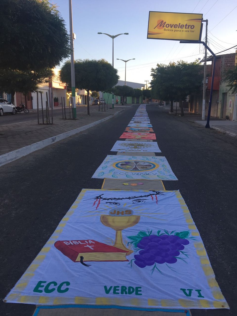 Em Milhã, eles usam serragem, flores, pó de café, sal e materiais reciclados nos desenhos coloridos de inspiração religiosa. (Foto: Francisco Ernandir)