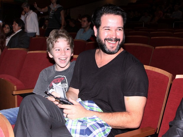 Murilo Benício e o filho Pietro em teatro no Rio (Foto: Alex Palarea/ Ag. News)
