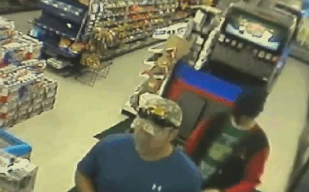 Ladrão sem noção empurrou ex-fuzileiro naval ao tentar roubar loja no Texas (Foto: Reprodução/YouTube/Topch)