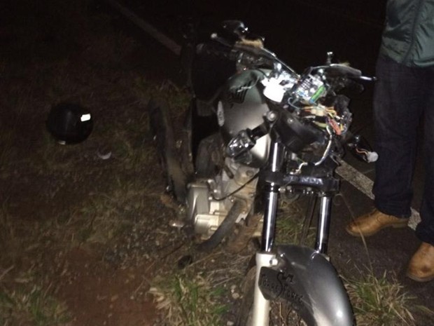 Motocicleta ficou danificada após bater em cavalo na pista (Foto: Arquivo Pessoal)