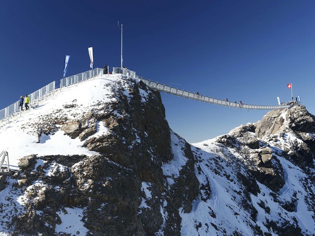 Passarela tem 107 metros de comprimento e liga dois picos dos Alpes Suíços (Foto: Denis Balibouse/Reuters)