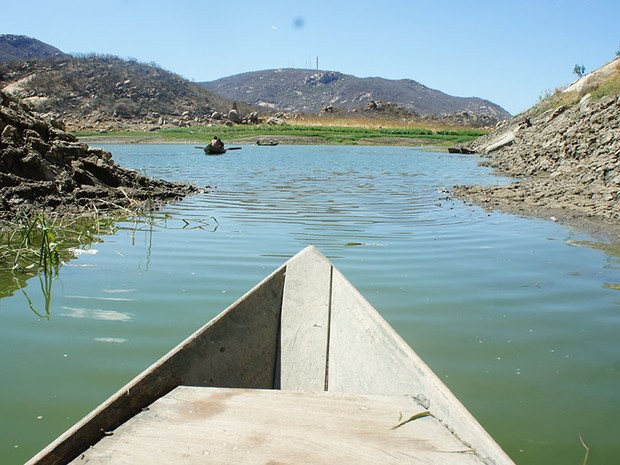 Água que resta dentro do açude está esverdeada e tem mau cheiro; com pouco oxigênio, peixes estão morrendo (Foto: Anderson Barbosa/G1)