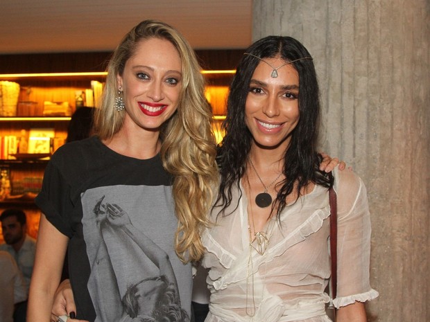 Talita Pugliesi e Lea T em evento de moda em São Paulo (Foto: Thiago Duran/ Ag. News)