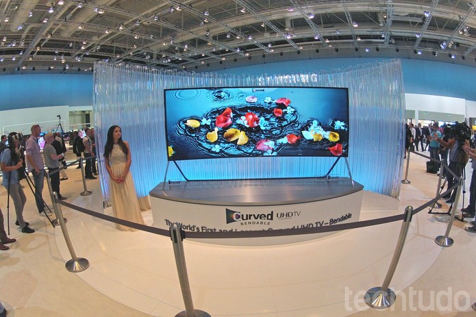 A Bendable UHD TV tem uma tecnologia que garante melhor imagem e contraste (Foto: Fabrício Vitorino/TechTudo) A Bendable UHD TV tem uma tecnologia que garante melhor imagem e contraste (Foto: Fabrício Vitorino/TechTudo)