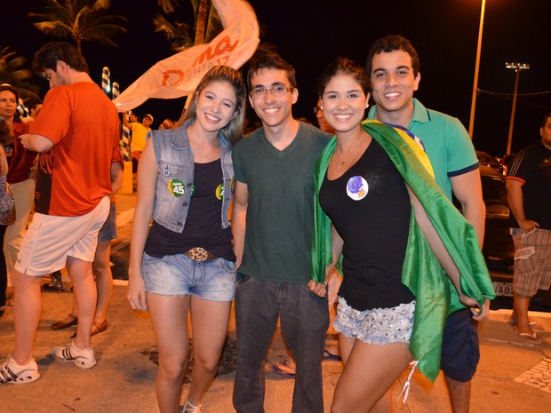 Sergipanos comemoram vitória de Dilma na Orla da Atalaia em Aracaju (Foto: Marina Fontenele/G1)