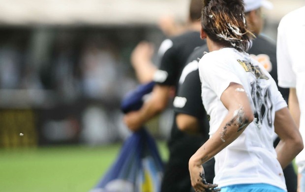 Neymar brinca com crianças - bolo - Santos - Vila Belmiro (Foto: Marcos Ribolli / globoesporte.com) Neymar brinca com crianças - bolo - Santos - Vila Belmiro (Foto: Marcos Ribolli / globoesporte.com)
