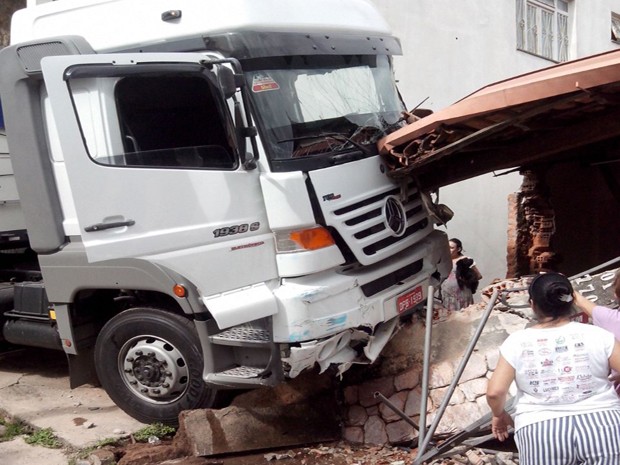 Carreta atinge casa na Rua Carbonita no Bairro São Judas Tadeu (Foto: Douglans Santos/Divulgação) Carreta atinge casa na Rua Carbonita no Bairro São Judas Tadeu (Foto: Douglans Santos/Divulgação)