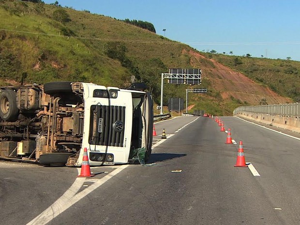 G1 Caminhão de lixo tomba na Tamoios no trecho de Jambeiro SP