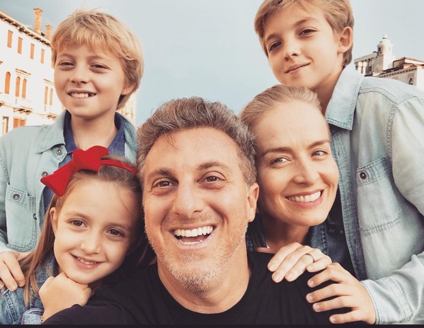 Angélica com Luciano Huck e os filhos Joaquim, Benício e Eva (Foto: Reprodução/Instagram) Angélica com Luciano Huck e os filhos Joaquim, Benício e Eva (Foto: Reprodução/Instagram)
