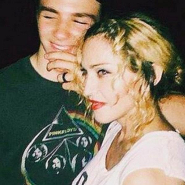 Madonna e Rocco na foto na qual ela desejou feliz Natal para o garoto (Foto: Instagram)