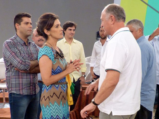 Fátima ouve com atenção o técnico Felipão (Foto: Encontro com Fátima Bernardes/TV Globo)