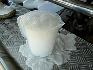 Segundo investigações do MPSC, leite era adulterado com soda cáustica (Foto: Reprodução/RBS TV)