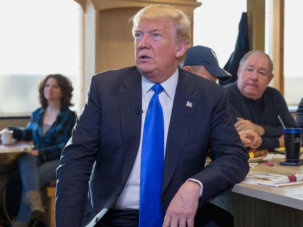 O pré-candidato Donald Trump visita restaurante em Wauwatosa, Wisconsin, nesta terça-feirka (5) (Foto: SCOTT OLSON / GETTY IMAGES NORTH AMERICA / AFP)