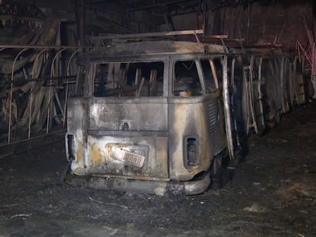 Incêndio destruiu fábrica de toldos no Jardim Londres em Campinas (Foto: Reprodução/EPTV)