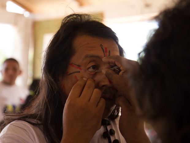 Índios Macuxi colocam pimenta malagueta nos olhos para combater dor de cabeça (Foto: Inaê Brandão/G1)