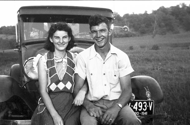 Helen e Kenneth Felumlee posam para foto três anos antes de seu casamento. Eles morreram em um intervalo de 15 horas em abril deste ano após 70 anos juntos (Foto: Familia Felumlee/AP)