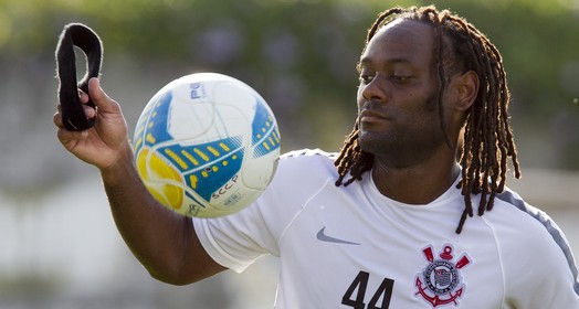 Danilo inicia treino, mas Tite também testa Love no ataque do Corinthians 