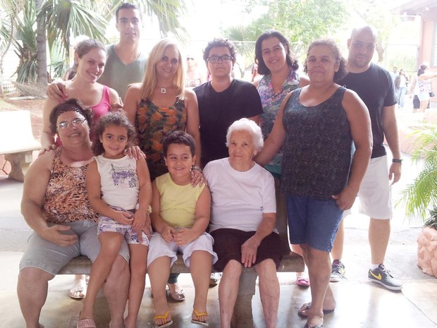A dona de casa Enilda dos Santos, de 73 anos, foi votar acompanhada da família em Ribeirão Preto, SP (Foto: Fernanda Testa/G1)