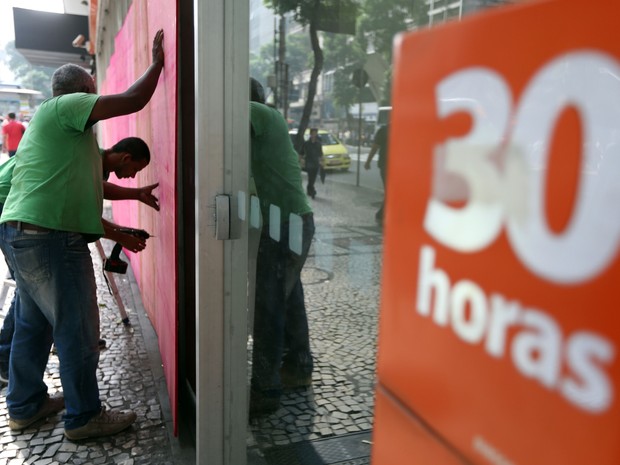 Funcionários colocam tapumes em agência bancária no Centro do Rio de Janeiro (Foto: Fabio Motta/Estadão Conteúdo)