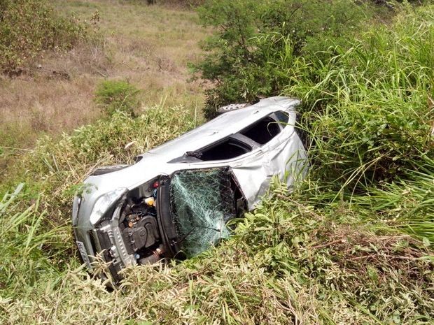 Duas pessoas morrem após veículo capotar em rodovia de Lagarto, SE Duas pessoas morrem após veículo capotar em rodovia de Lagarto, SE