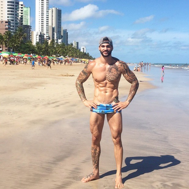Ex-BBB Rodrigo Lima exibe boa forma em praia (Foto: Instagram/ Reprodução)