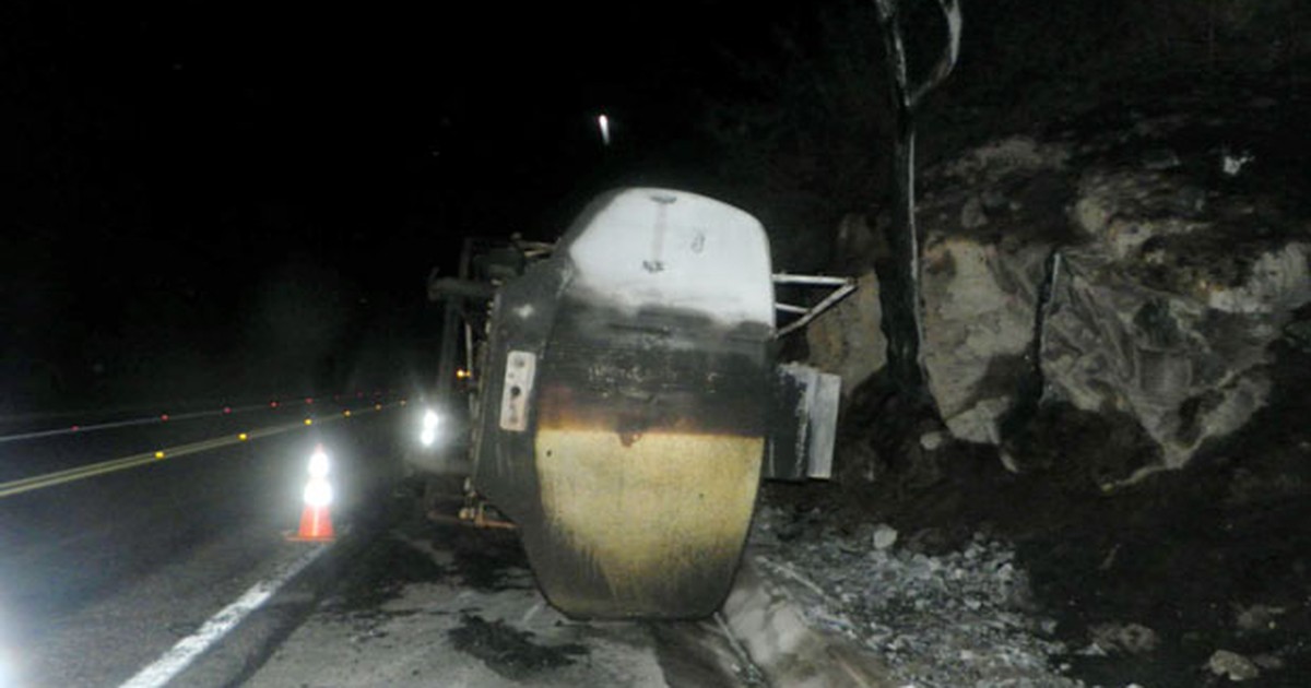 G1 Caminhão tanque pega fogo após tombar na BR 354 em Campo Belo