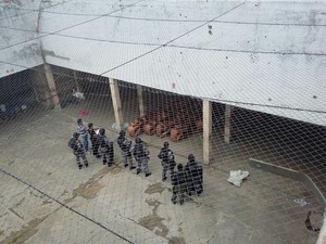 Agentes levaram detentos para o pátio e fizeram uma contagem (Foto: Polícia Militar)