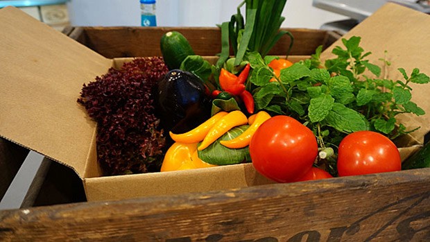  Cada caixa com legumes e verduras custa 15 euros e  entregue no mercado  (Foto: Clarissa Neher/BBC)