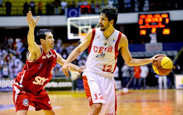 Giovannoni e Figueroa na partida de basquete entre Brasília e Pinheiros (Foto: Brito Junior / Divulgação)