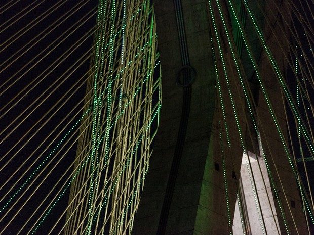 Detalhe da iluminação de natal na Ponte Estaiada, em São Paulo (Foto: Marcelo Brandt/G1)