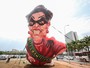 Grupo ergue boneco inflável de Dilma em ato contra fatiamento da Lava-Jato