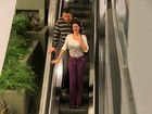 Magrinha, Luma de Oliveira passeia com o namorado em shopping