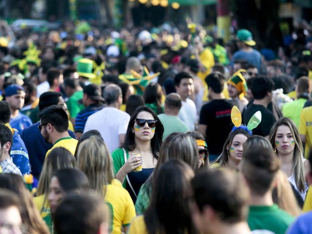 Clima de festa em ruas da Vila Madalena, na Zona Oeste de So Paulo, na tarde desta segunda-feira (23), para o jogo do Brasil contra o Camares (Foto: Ale Cabral/Agncia O Dia/Estado Contedo)