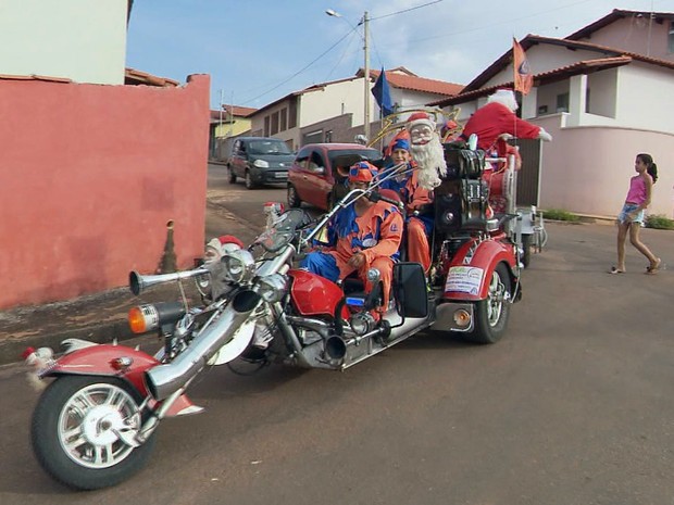 Triciclo virou &#39;trenó&#39; de Papai Noel para crianças em Elói Mendes, MG (Foto: Reprodução EPTV)