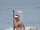 Letícia Birkheuer exibe boa forma em dia de praia com o filho