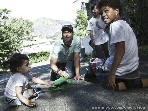 Marcello Antony anda de skate com os filhos (Foto: Marcelo Corrêa)