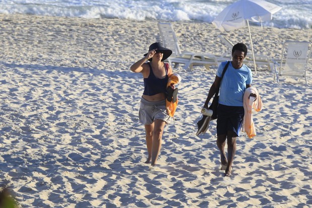 Fabíula Nascimento na praia (Foto: Delson Silva / AgNews)