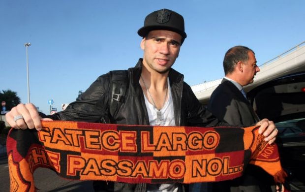 Leandro Castán na chegada ao Roma (Foto: Reprodução/Corriere dello Sport)
