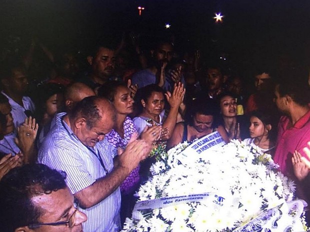 Sepultamaento foi realizado no início da noite (Foto: Reprodução/TV Sergipe)