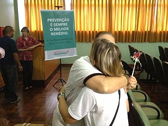 Mãe de vítima, Marta Beurer cumprimenta outros pais no auditório (Foto: Estêvão Pires/G1)