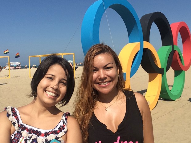 Kelly e Roberta posam para selfie em Copacabana (Foto: Aline Pollilo/G1)