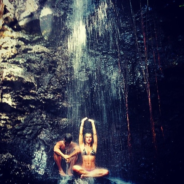 Bruno Gagliasso e Giovanna Ewbank na cachoeira (Foto: Instagram / Reprodução)